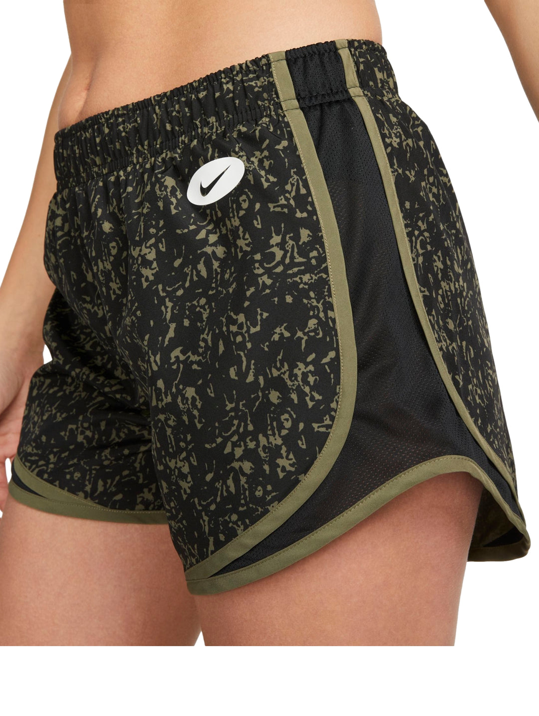 Pantalones cortos deportivos Nike color negro con estampado verde oliva y logo blanco.