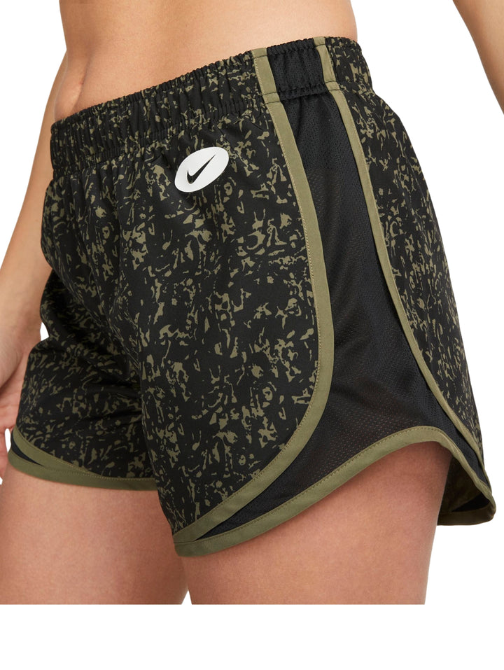Pantalones cortos deportivos Nike color negro con estampado verde oliva y logo blanco.