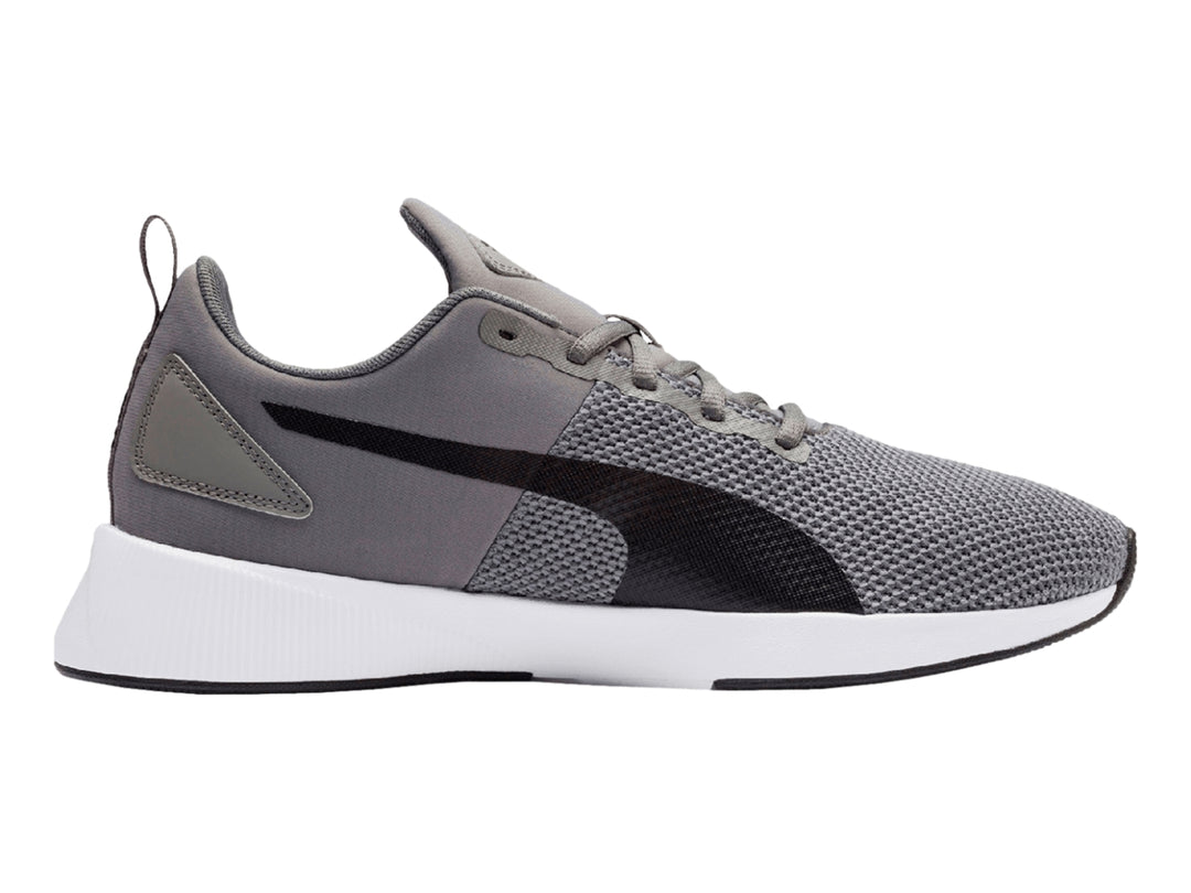 Tenis PUMA Flyer Runner en color gris carbón y negro con suela blanca.