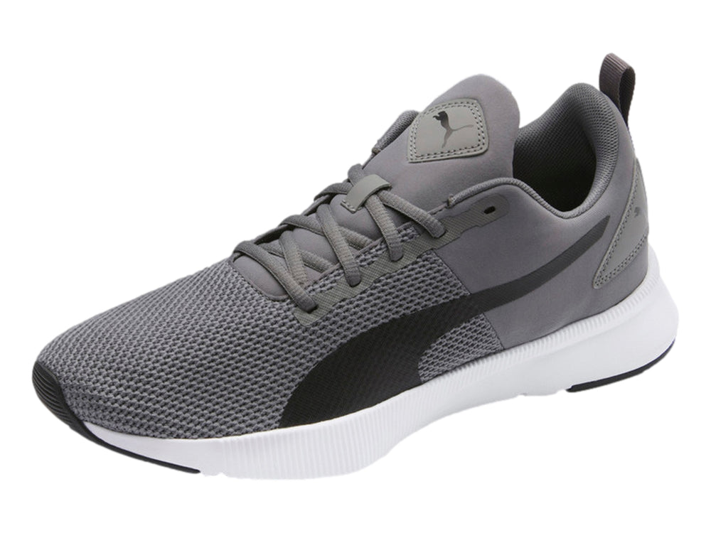 Tenis PUMA Flyer Runner en color gris carbón y negro con suela blanca.
