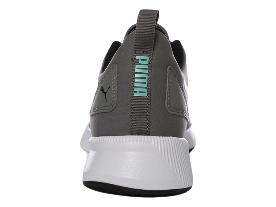 Tenis PUMA Flyer Runner en color gris carbón y negro con suela blanca.