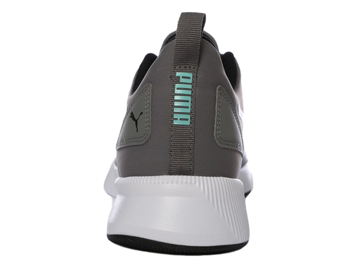 Tenis PUMA Flyer Runner en color gris carbón y negro con suela blanca.