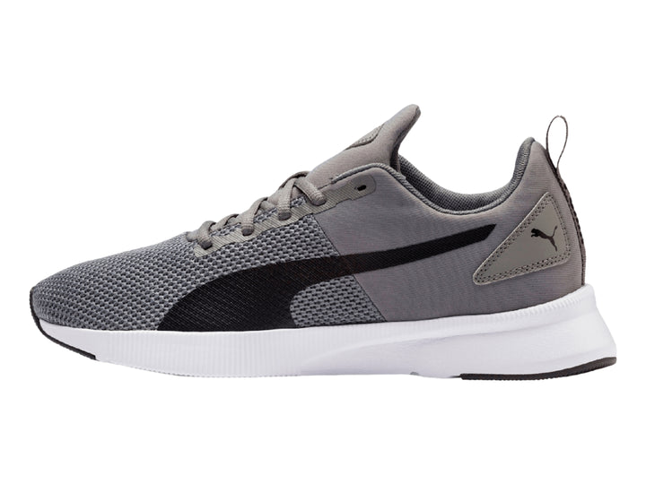 Tenis PUMA Flyer Runner en color gris carbón y negro con suela blanca.