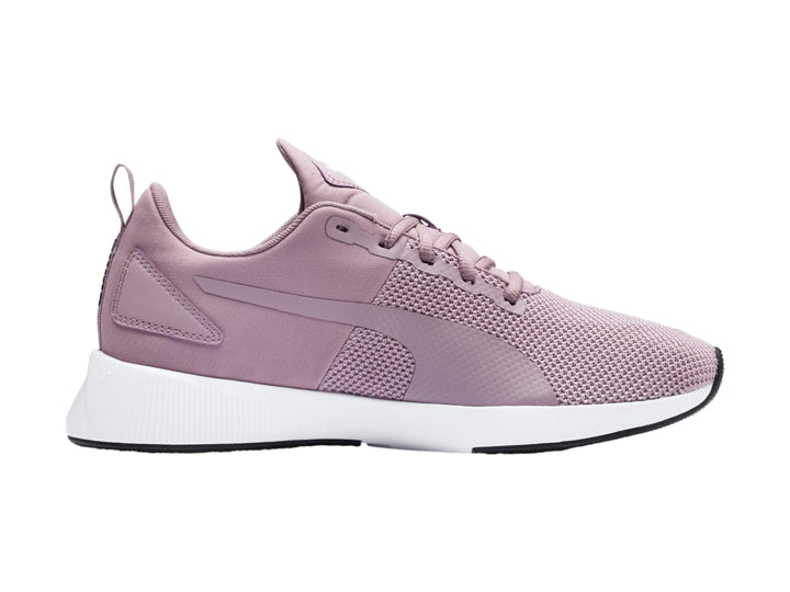 Tenis PUMA Flyer Runner color morado con suela blanca y tejido de malla.