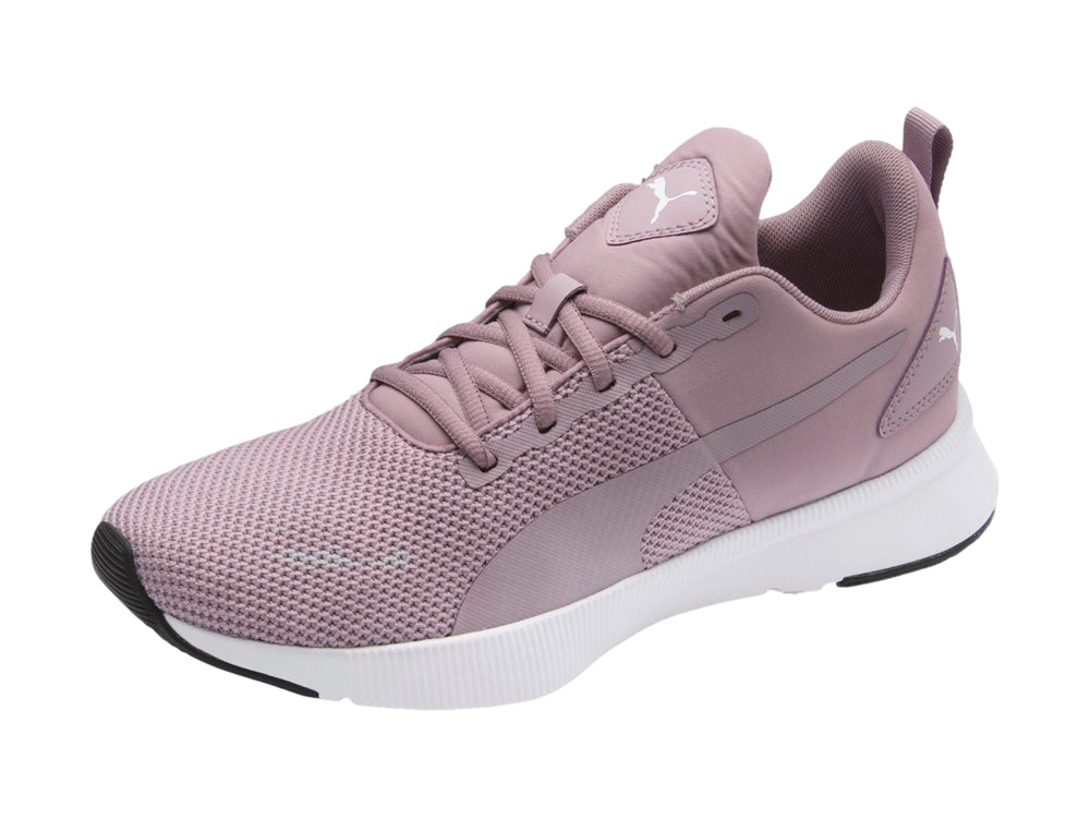 Tenis PUMA Flyer Runner color morado con suela blanca y tejido de malla.