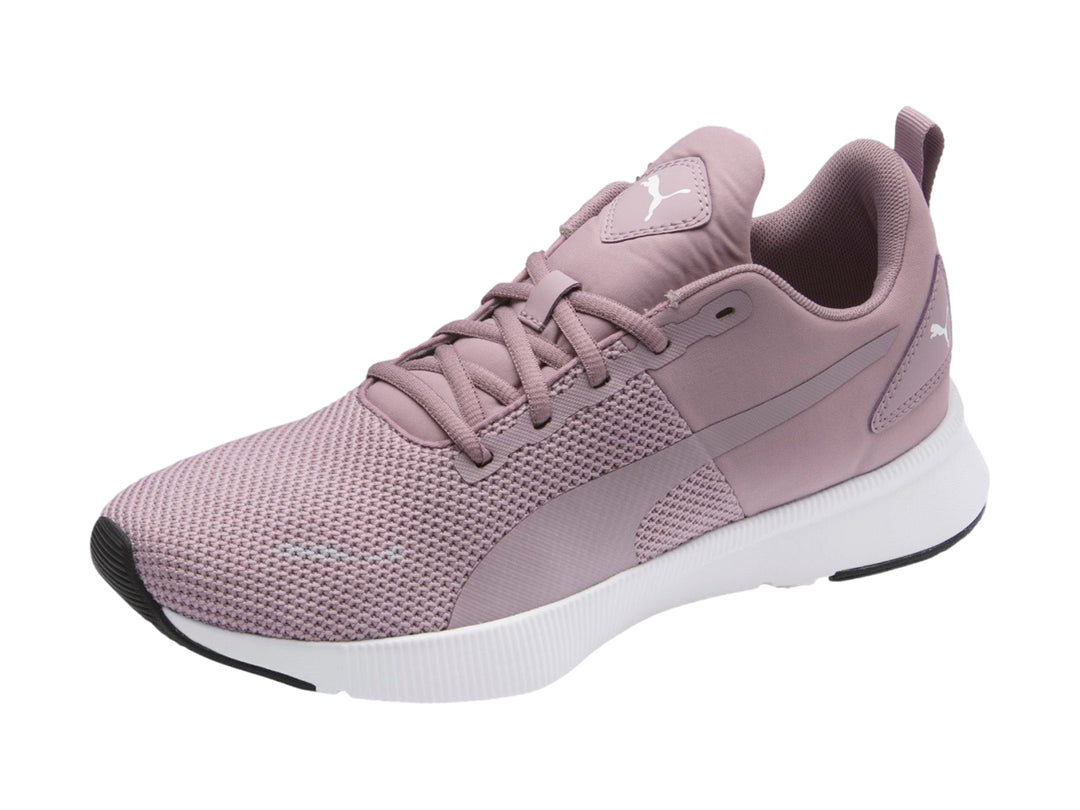 Tenis PUMA Flyer Runner color morado con suela blanca y tejido de malla.
