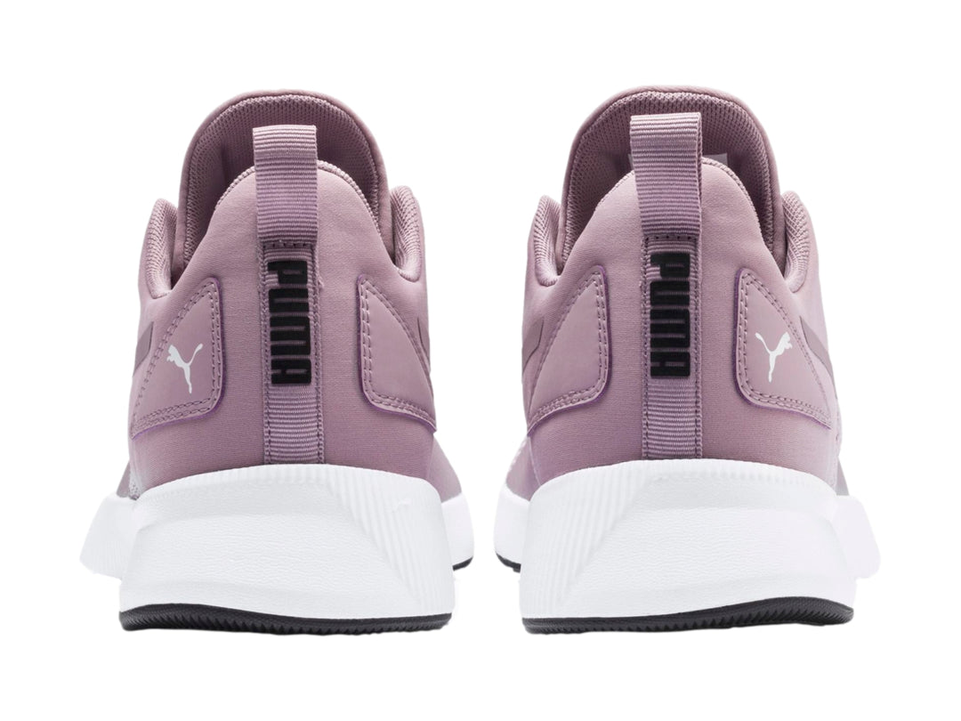 Tenis PUMA Flyer Runner color morado con suela blanca y tejido de malla.