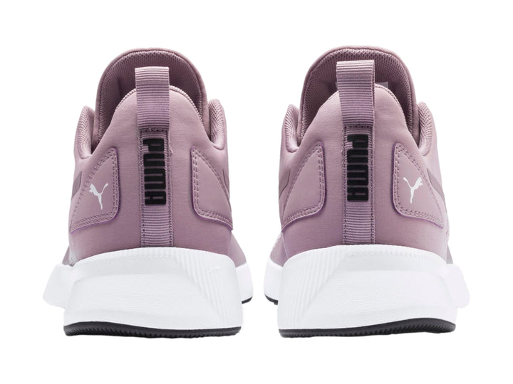 Tenis PUMA Flyer Runner color morado con suela blanca y tejido de malla.
