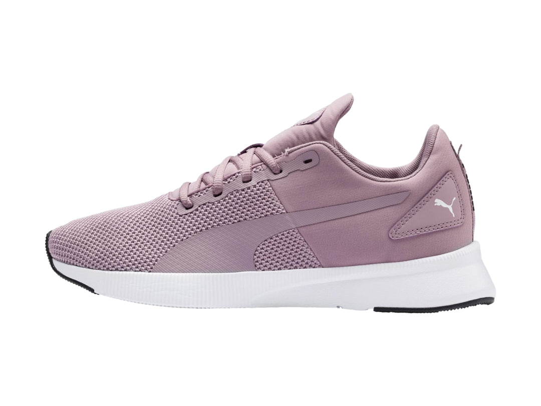 Tenis PUMA Flyer Runner color morado con suela blanca y tejido de malla.
