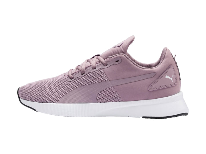 Tenis PUMA Flyer Runner color morado con suela blanca y tejido de malla.