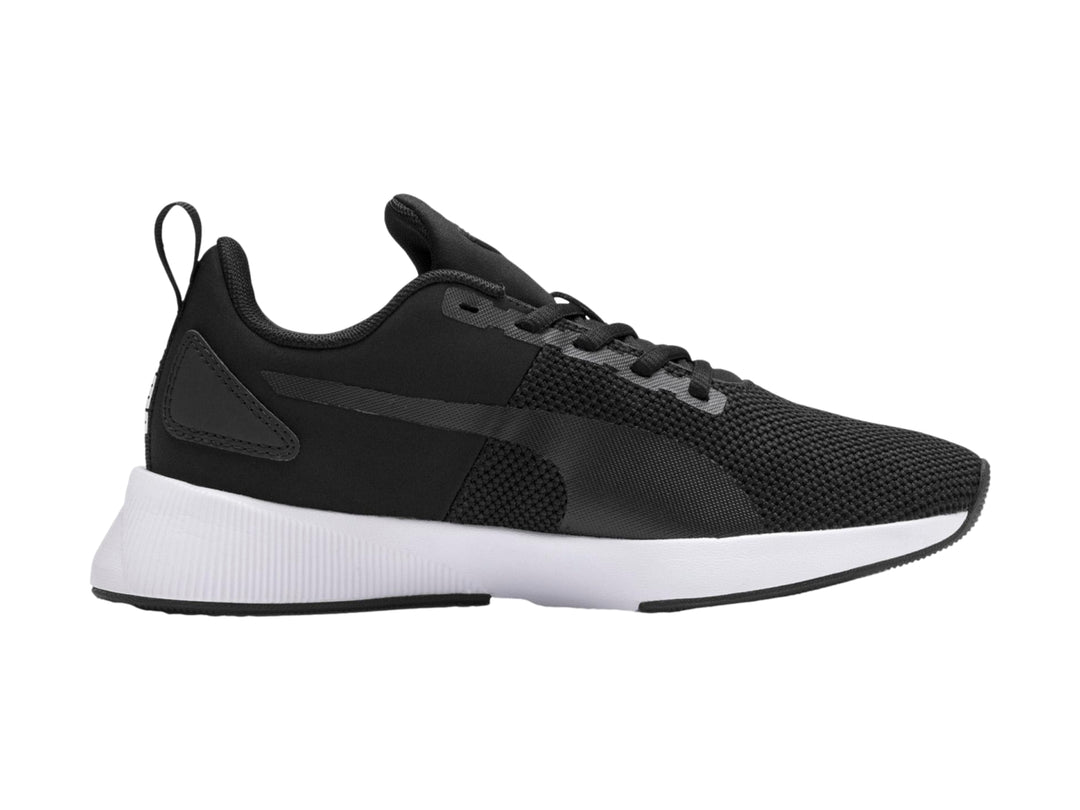 Tenis deportivos PUMA para niño en color negro con suela blanca.