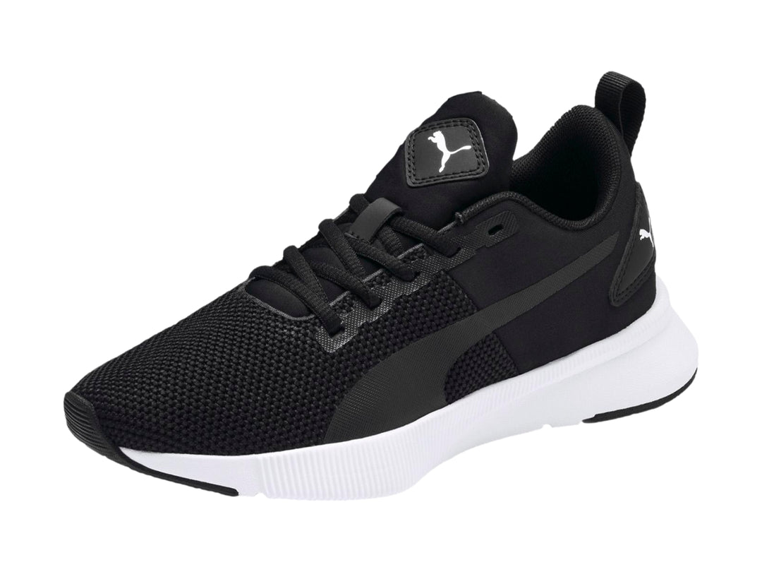 Tenis deportivos PUMA para niño en color negro con suela blanca.