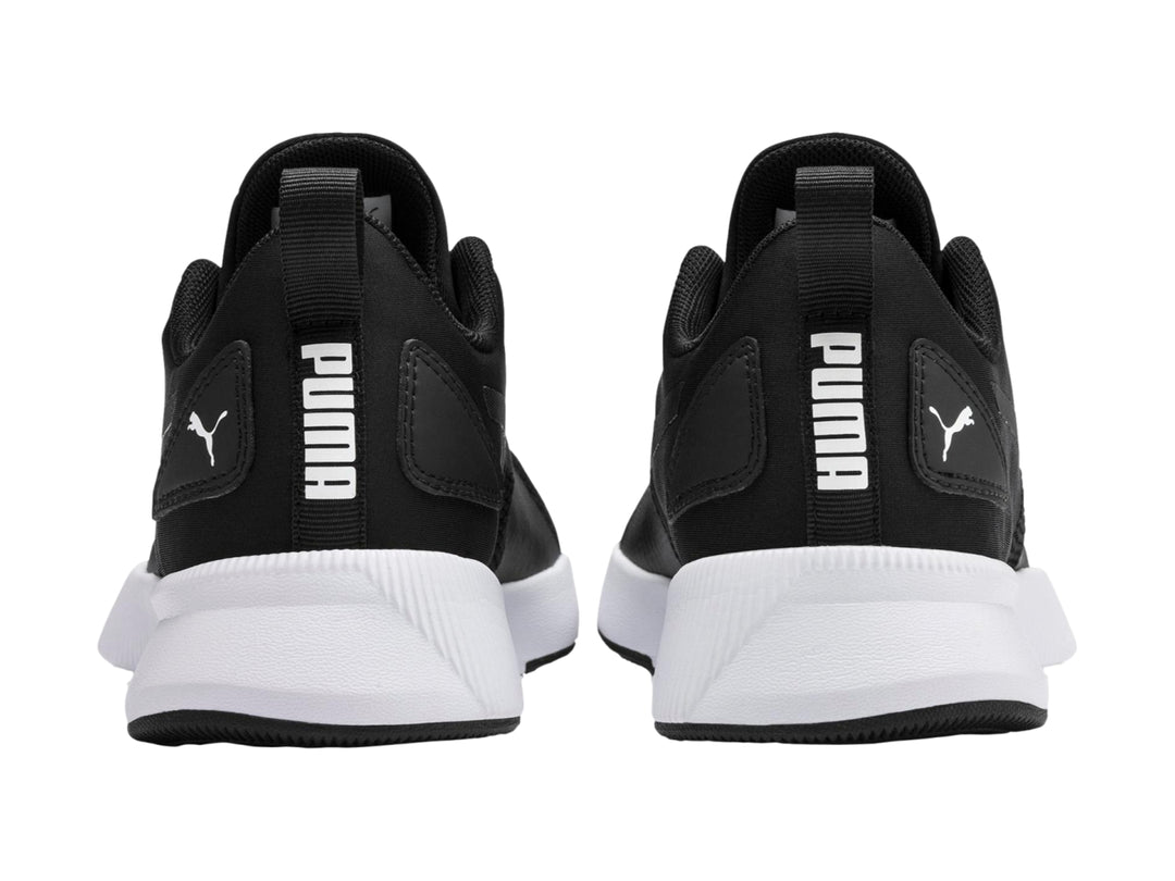 Tenis deportivos PUMA para niño en color negro con suela blanca.