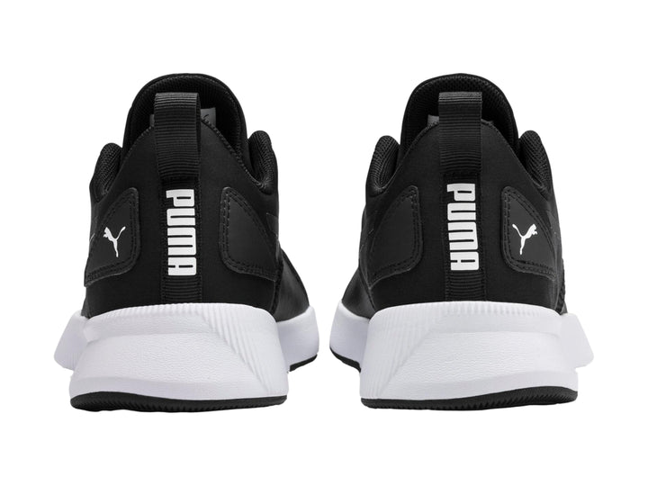 Tenis deportivos PUMA para niño en color negro con suela blanca.