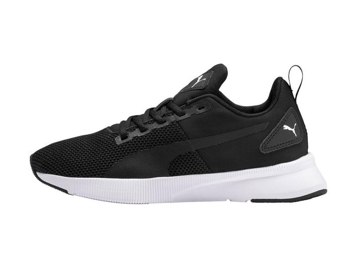 Tenis deportivos PUMA para niño en color negro con suela blanca.