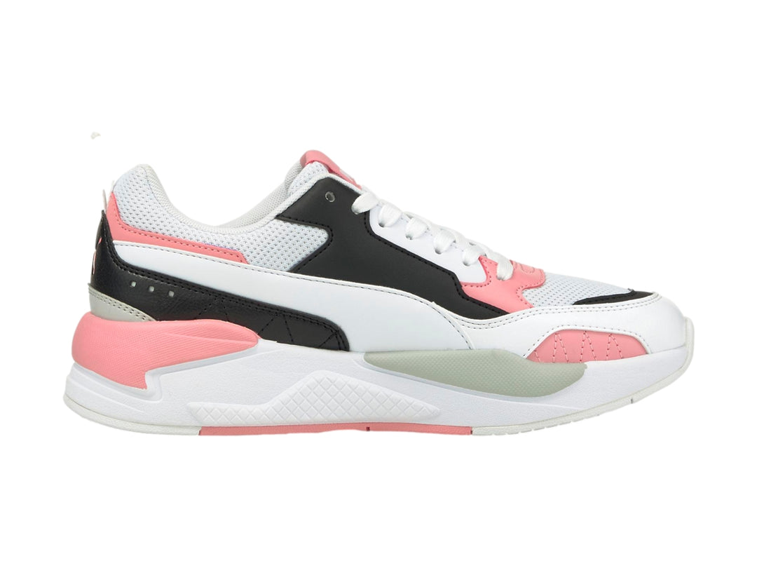 Tenis deportivos PUMA X-Ray 2 Square en color blanco con detalles en negro, rosa y gris.