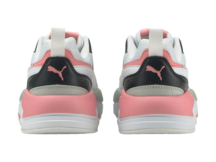 Tenis deportivos PUMA X-Ray 2 Square en color blanco con detalles en negro, rosa y gris.