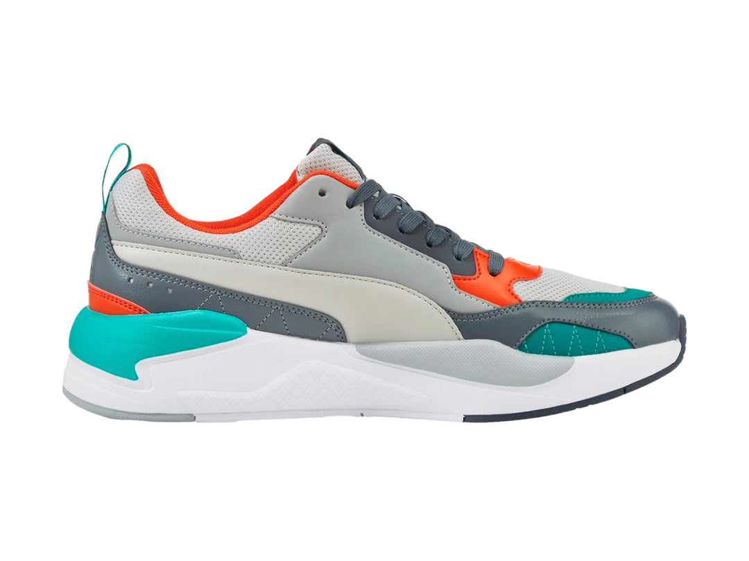 Tenis PUMA X-Ray 2 Square en colores gris, blanco, naranja y turquesa con suela blanca robusta.