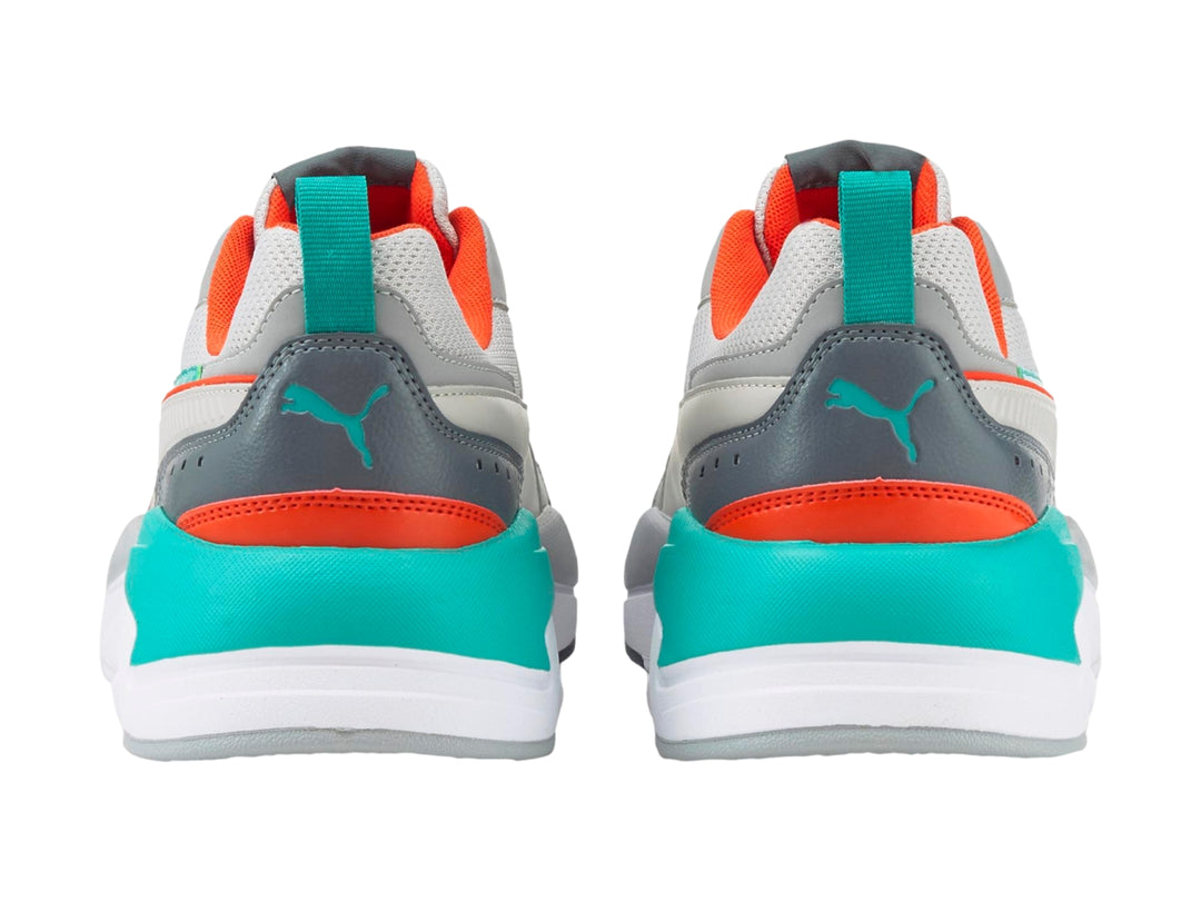 Tenis PUMA X-Ray 2 Square en colores gris, blanco, naranja y turquesa con suela blanca robusta.