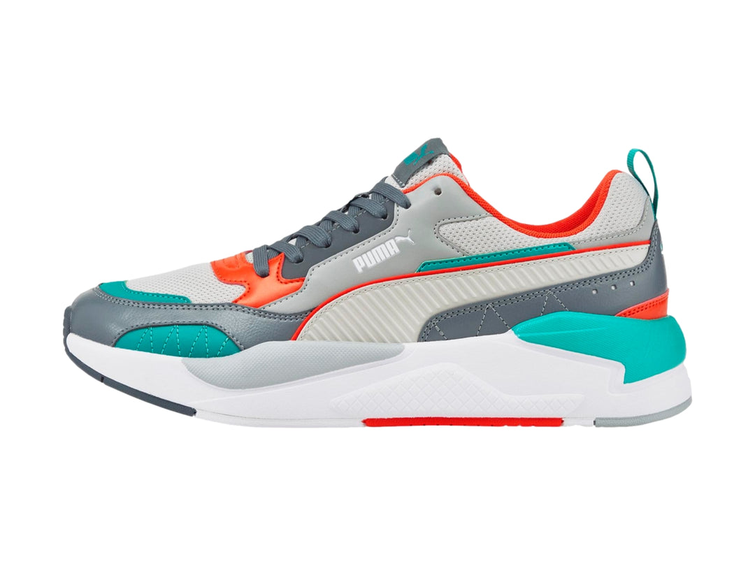 Tenis PUMA X-Ray 2 Square en colores gris, blanco, naranja y turquesa con suela blanca robusta.