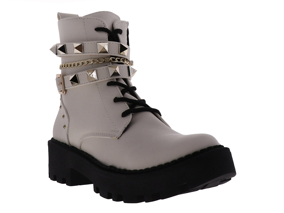 Bota gris de plataforma con suela negra, adornada con estoperoles y una cadena dorada.