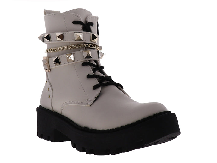 Bota gris de plataforma con suela negra, adornada con estoperoles y una cadena dorada.