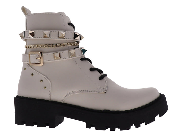 Bota gris de plataforma con suela negra, adornada con estoperoles y una cadena dorada.