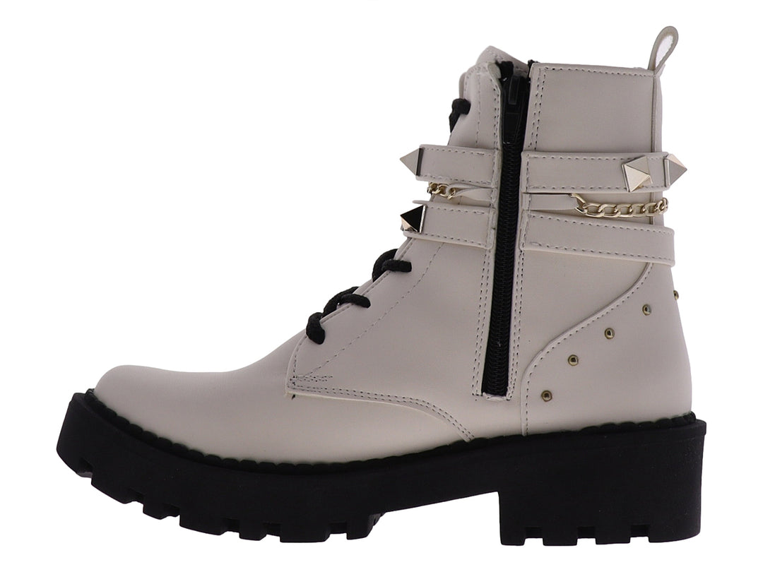 Bota gris de plataforma con suela negra, adornada con estoperoles y una cadena dorada.