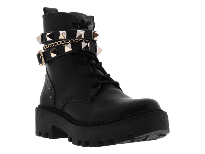 Botas negras de plataforma con detalles de tachuelas doradas y cadena en el tobillo.