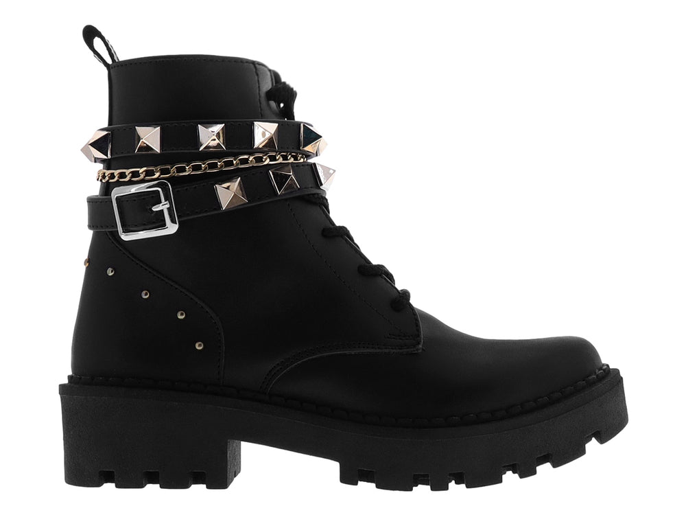 Botas negras de plataforma con detalles de tachuelas doradas y cadena en el tobillo.