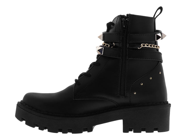 Botas negras de plataforma con detalles de tachuelas doradas y cadena en el tobillo.