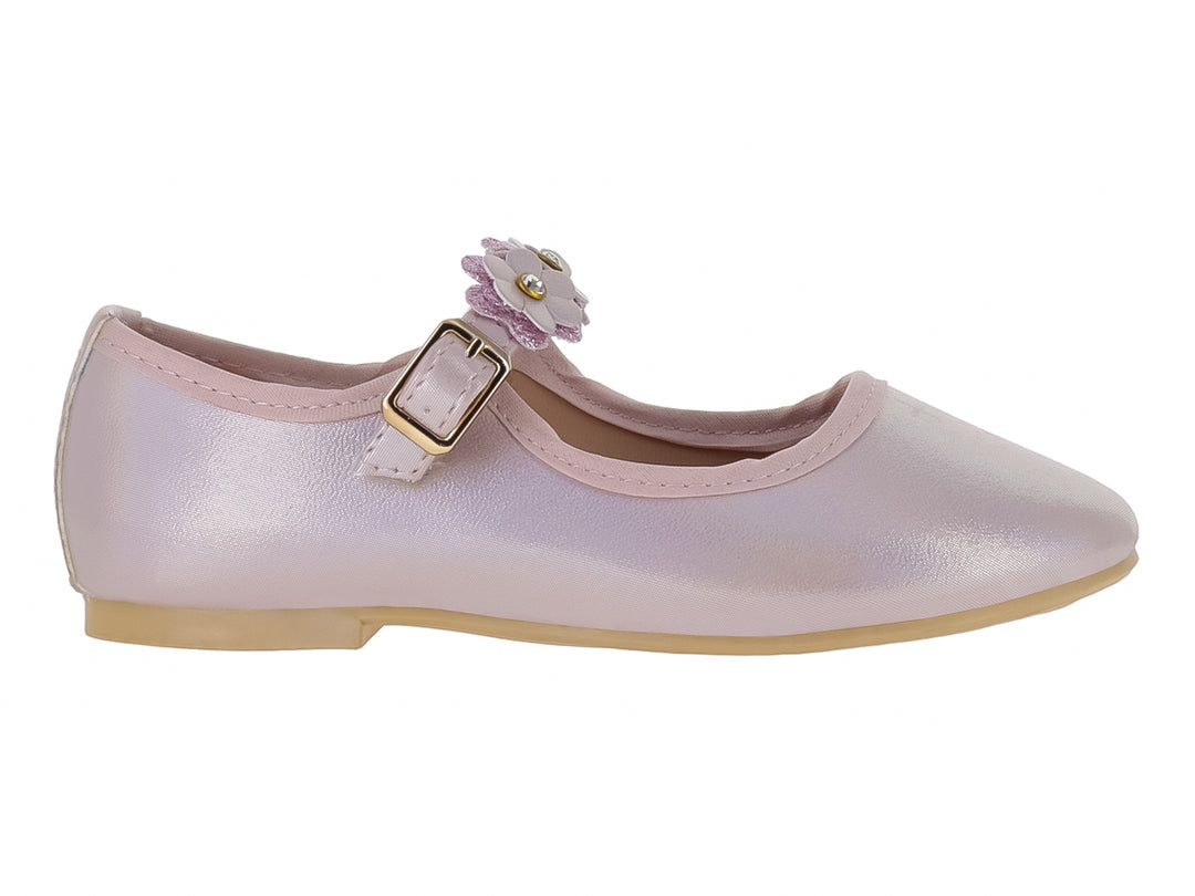 Zapato plano para Niña color lila metálico con adorno de flor y correa con hebilla dorada.