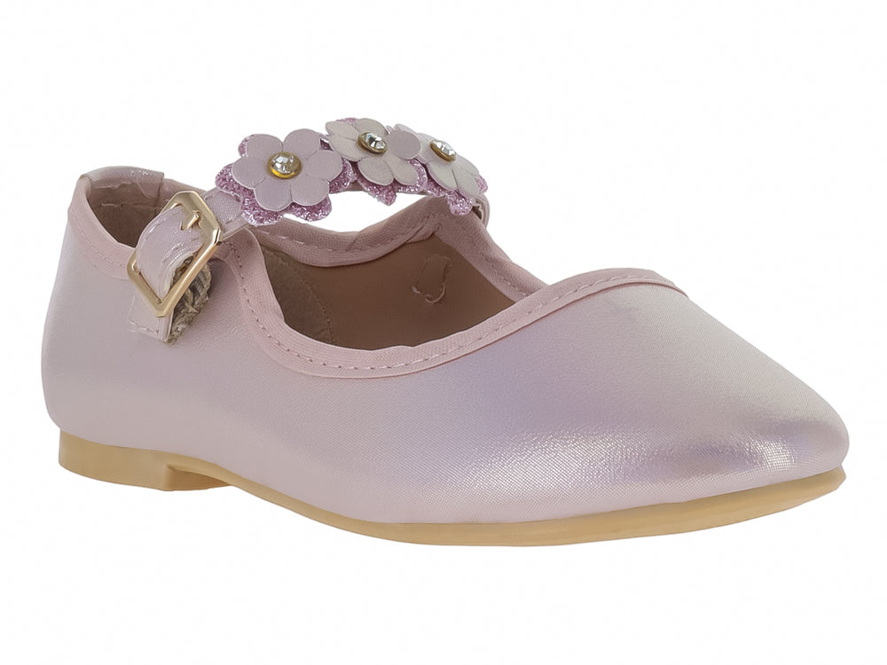 Zapato plano para Niña color lila metálico con adorno de flor y correa con hebilla dorada.