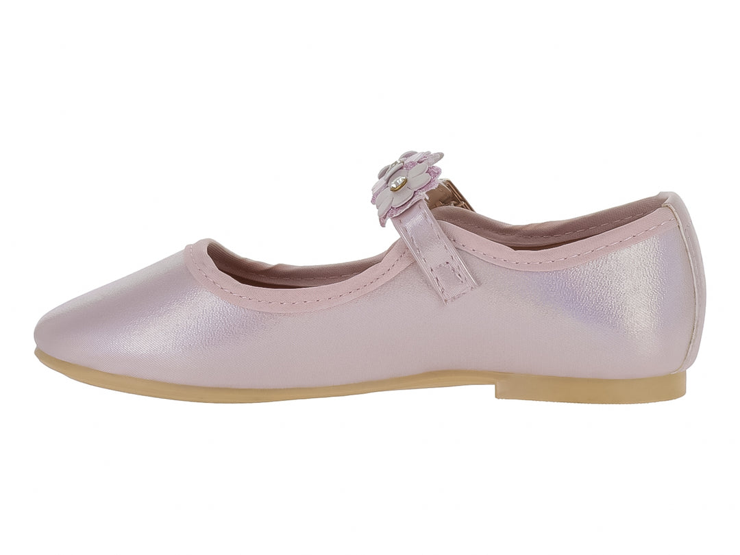 Zapato plano color lila brillante para niña con detalle de flor y hebilla dorada.
