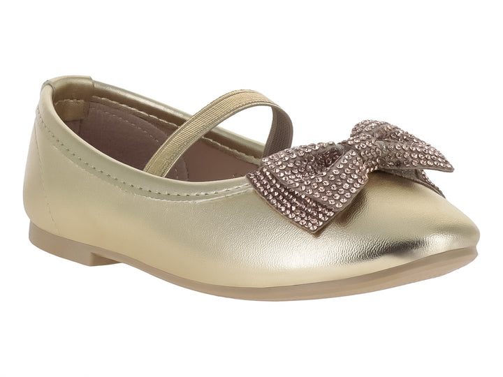 Zapato plano color oro con moño brillante y correa para niña.