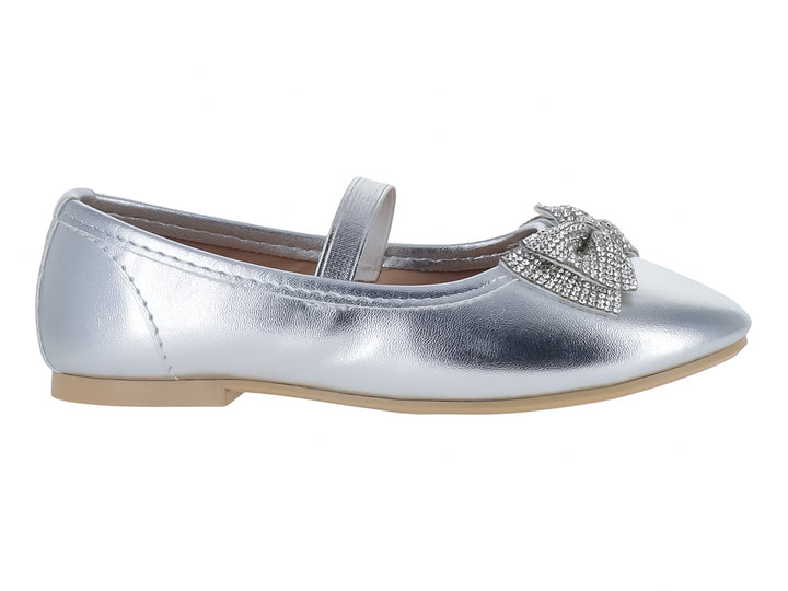 Zapato plano color plata para Niña con correa y moño decorativo brillante en la punta.