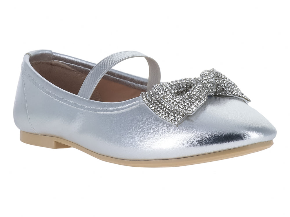 Zapato plano color plata para Niña con correa y moño decorativo brillante en la punta.