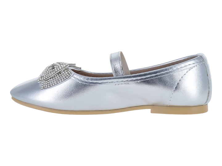 Zapato plano plateado para niña con correa y moño brillante decorativo.