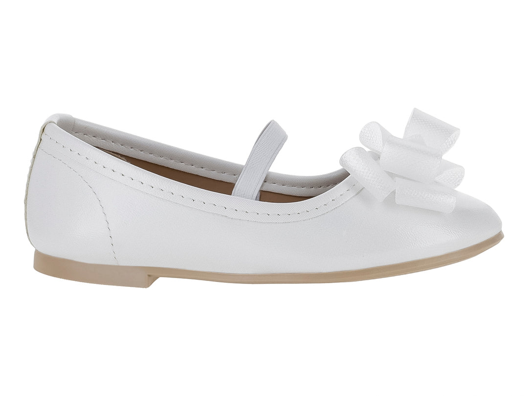 Zapato plano color plata para niña con moño decorativo en la punta y correa ajustable.