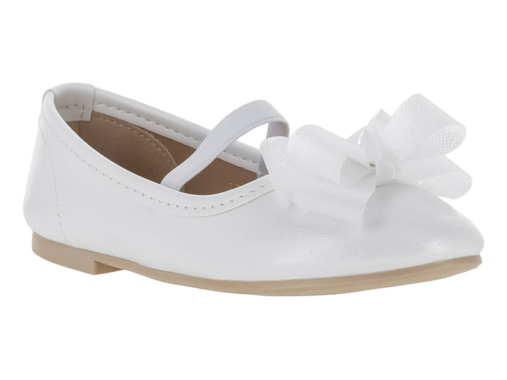 Zapato plano color plata para niña con moño decorativo en la punta y correa ajustable.