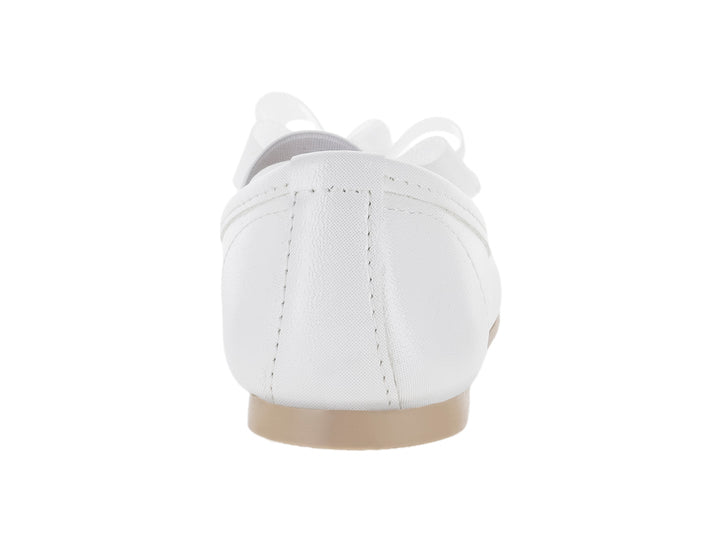 Zapato plano color plata para niña con moño decorativo en la punta y correa ajustable.
