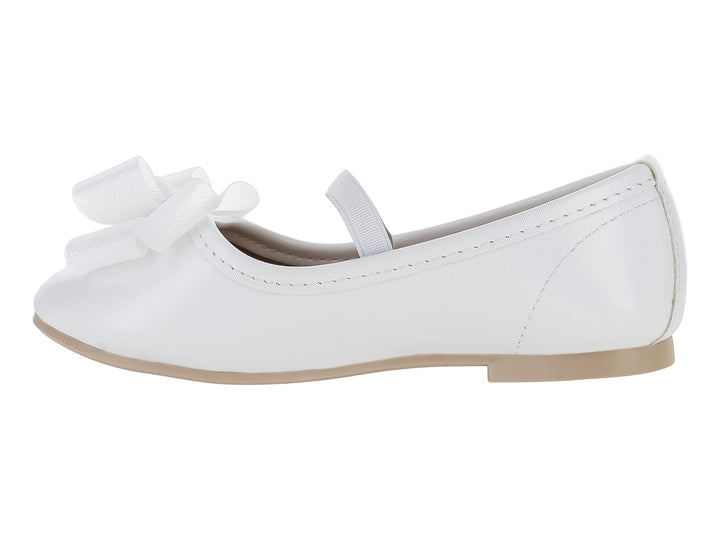 Zapato plano color plata para niña con moño decorativo en la punta y correa ajustable.