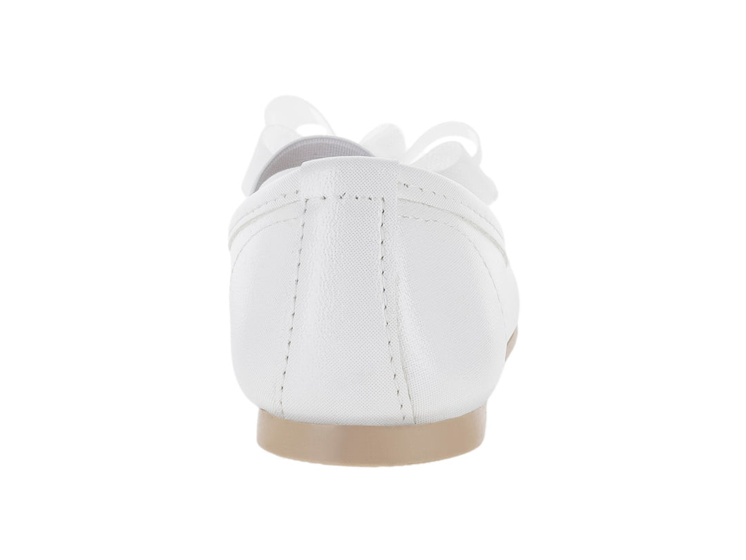 Zapato plano color plata para niña con moño decorativo en la punta y correa ajustable.