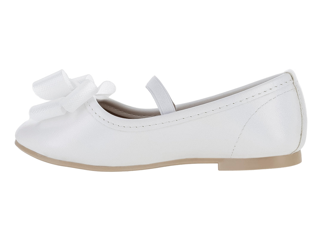 Zapato plano color plata para niña con moño decorativo en la punta y correa ajustable.