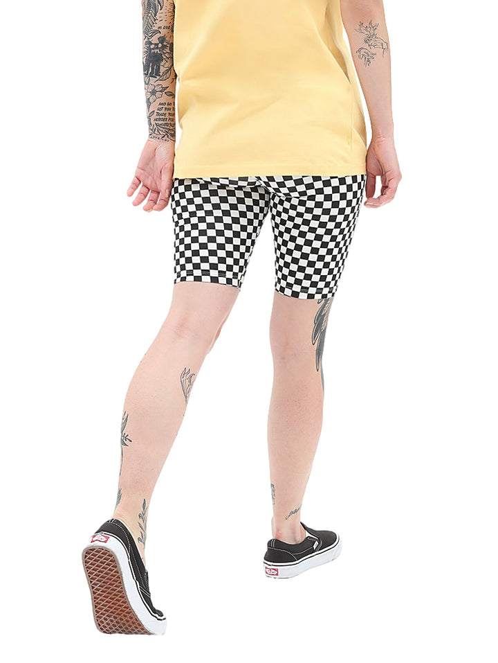 Short tipo legging VANS con estampado de cuadros blancos y negros en vista posterior.