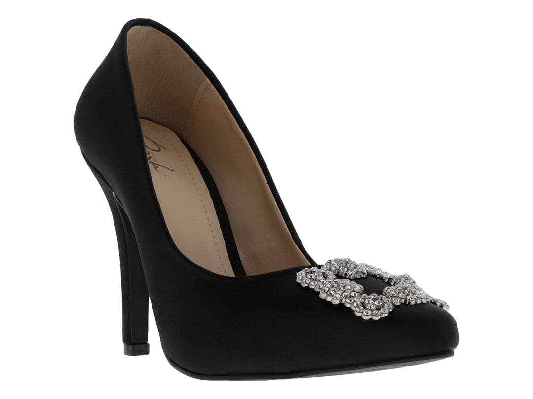 Zapato de tacón alto color negro para mujer con un broche decorativo de pedrería plateada en la punta.