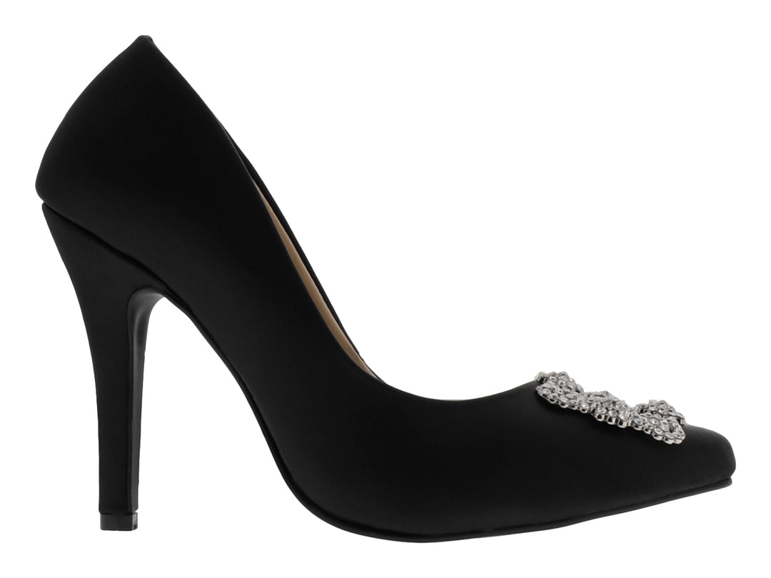 Zapato de tacón alto color negro para mujer con un broche decorativo de pedrería plateada en la punta.