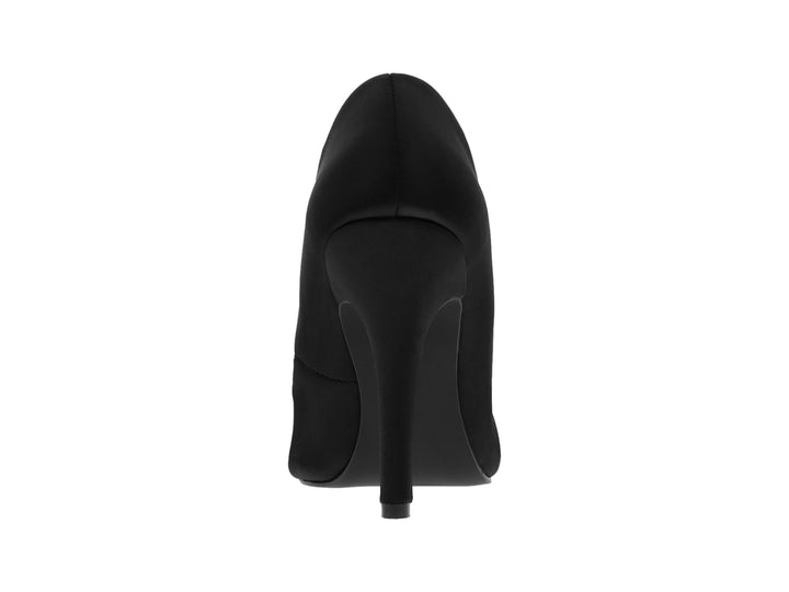 Zapato de tacón alto color negro para mujer con un broche decorativo de pedrería plateada en la punta.