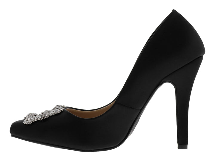 Zapato de tacón alto color negro para mujer con un broche decorativo de pedrería plateada en la punta.