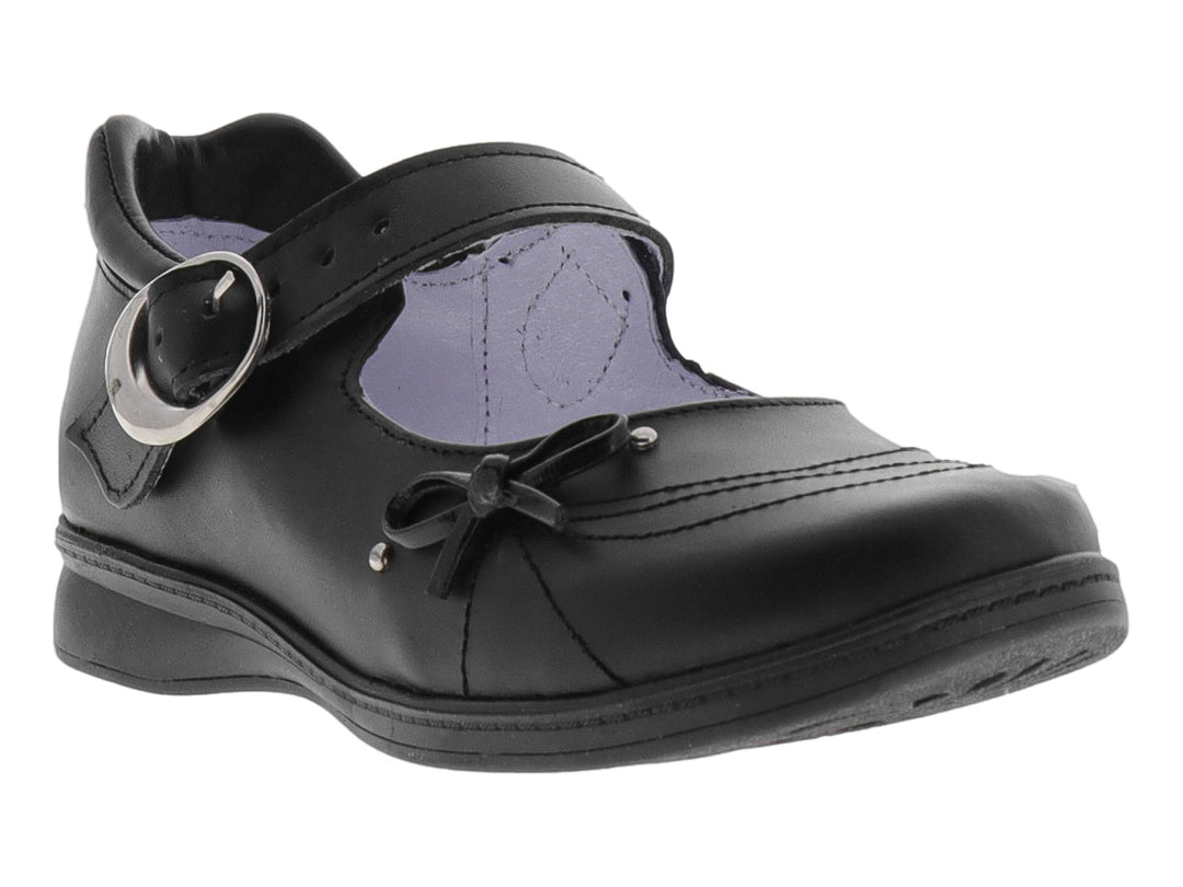 Zapato negro para niña con correa, hebilla plateada y un pequeño moño decorativo al frente.